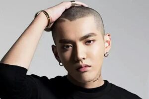 Biografía de Wu Yi Fan1-min